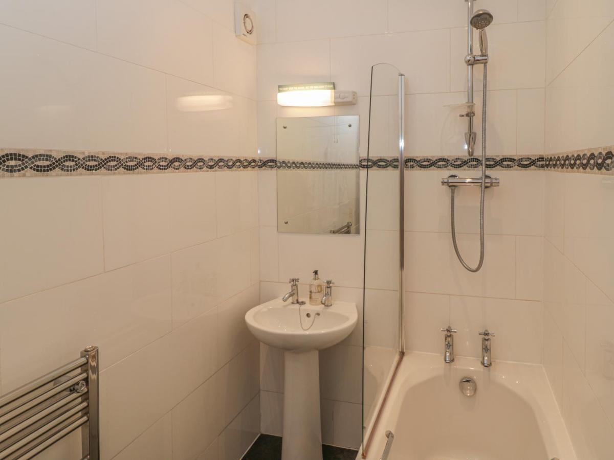 Apartment 4 Уитби Экстерьер фото